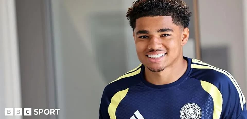 Jugador de Leicester City sonriendo en uniforme
