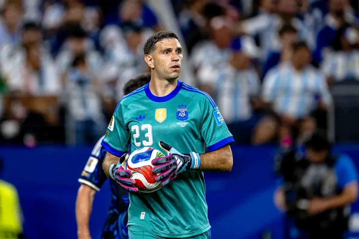 Portero sosteniendo balón durante partido de fútbol