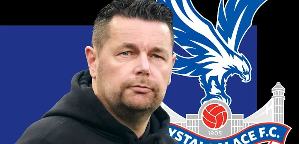 Entrenador de Crystal Palace frente a su logo