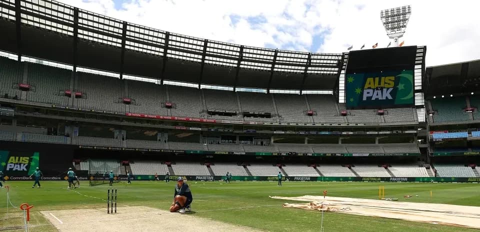Preparativos en el campo para el partido AUS vs PAK