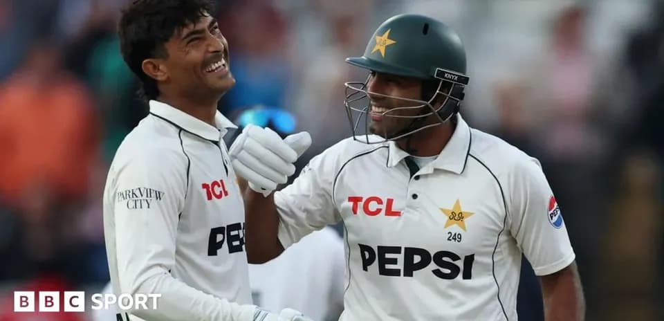 Jugadores de cricket de Pakistán celebrando en el campo