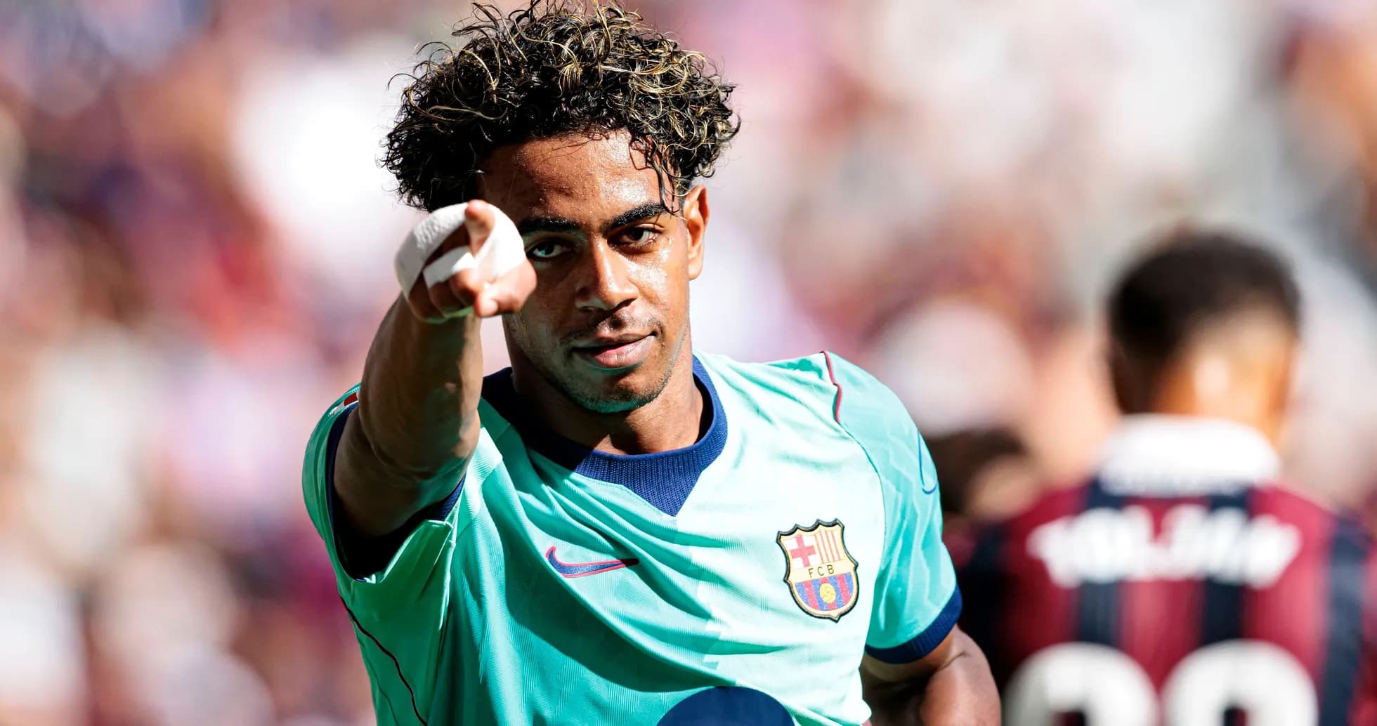 Jugador del FC Barcelona señalando tras anotar un gol