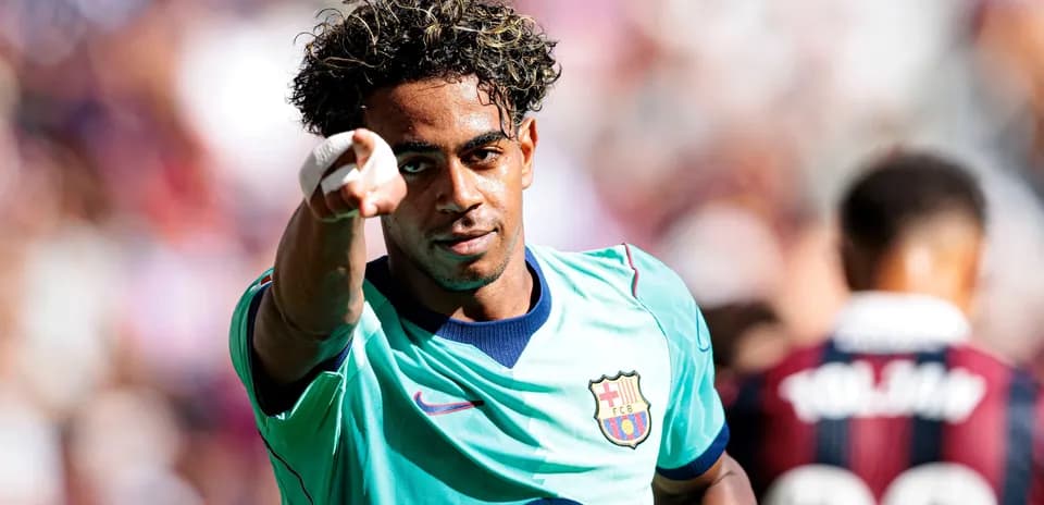 Jugador del FC Barcelona señalando tras anotar un gol