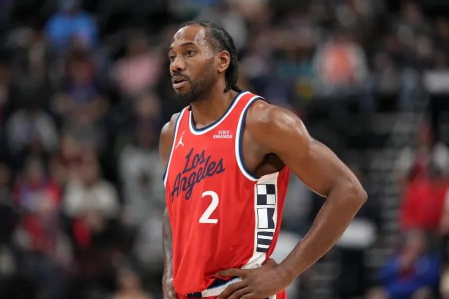 Jugador de baloncesto con uniforme de Los Ángeles Jugador de baloncesto con uniforme de Los Ángeles