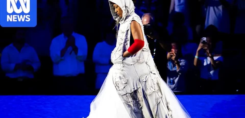 Persona con vestido llamativo en un evento