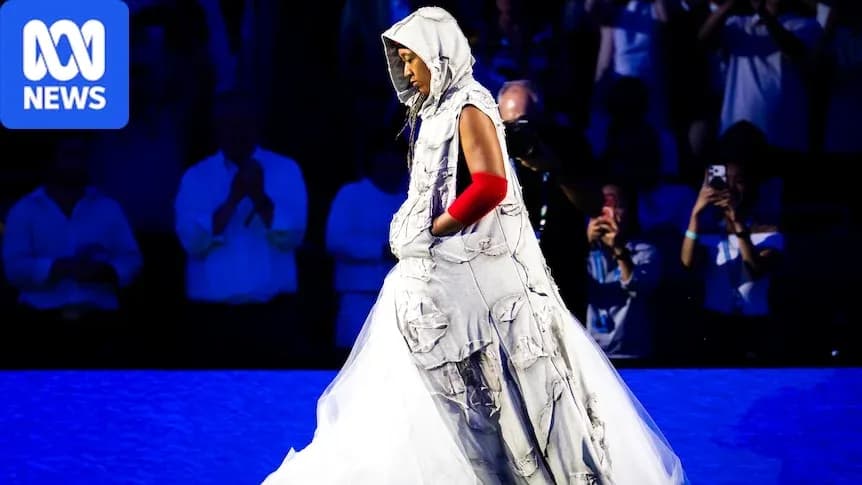 Persona con vestido llamativo en un evento