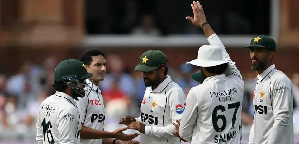 Jugadores de Pakistán celebrando un wicket en el cricket