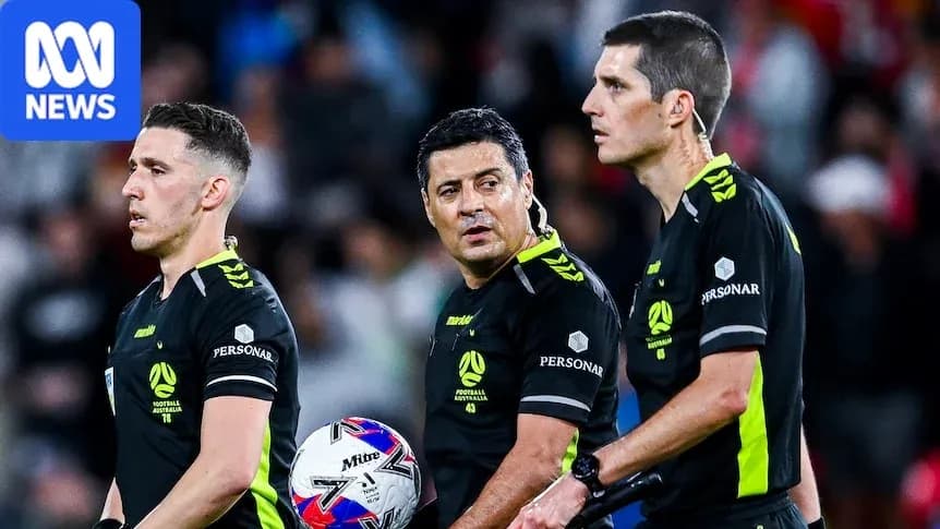 Tres árbitros discutiendo durante un partido de fútbol