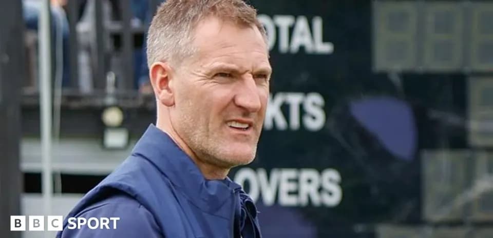 Entrenador observando el marcador durante partido