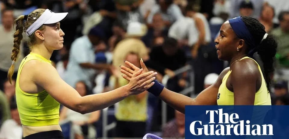 Jugadoras de tenis se dan la mano tras el partido
