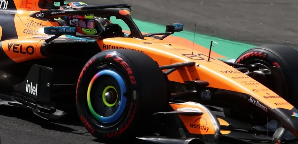 Monoplaza de McLaren en acción en pista