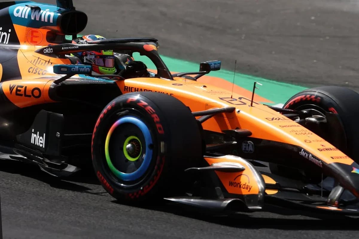 Monoplaza de McLaren en acción en pista