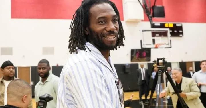 Jugador sonriendo en evento de baloncesto