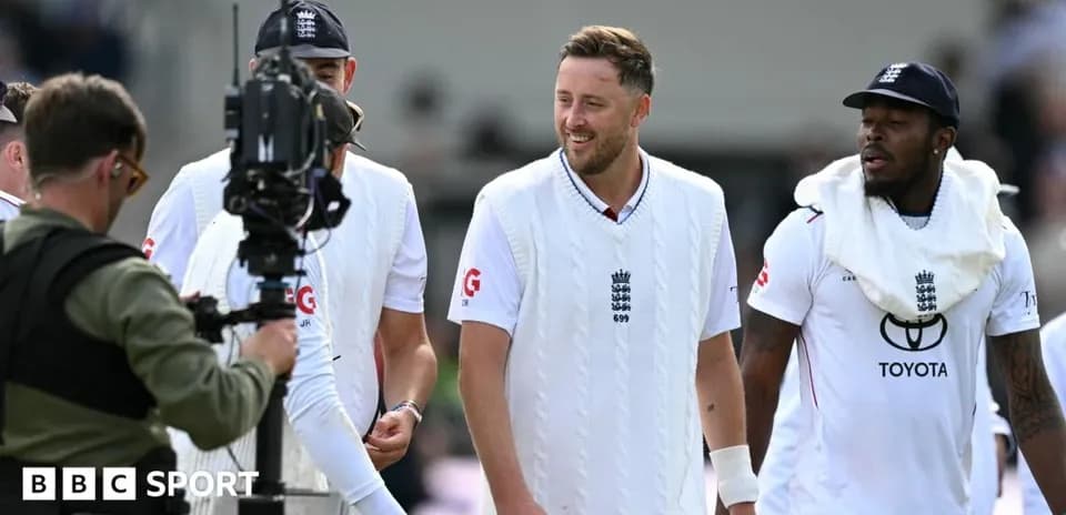 Jugadores de cricket de Inglaterra celebrando en el campo