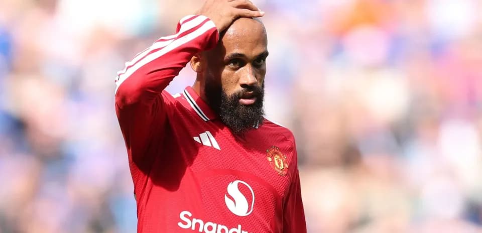Jugador de Manchester United con camiseta roja en el campo