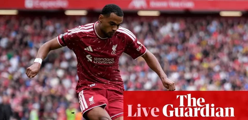 Jugador de Liverpool corriendo con balón en el campo