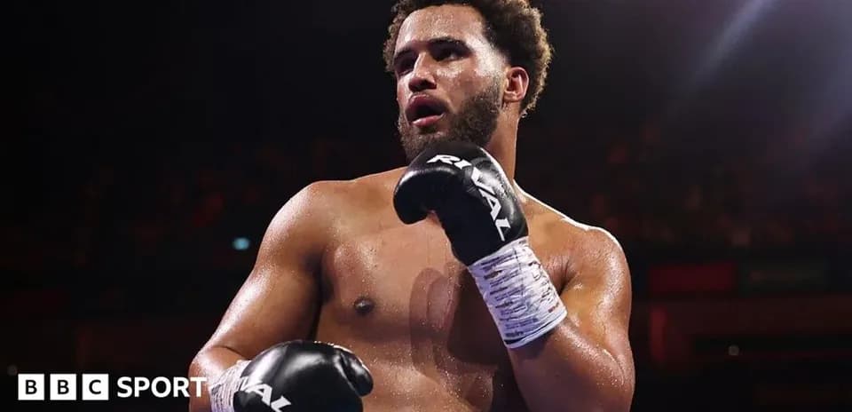 Boxeador con guantes en el ring durante combate