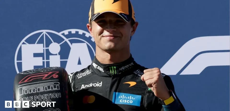 Piloto de McLaren mostrando neumático de pole position