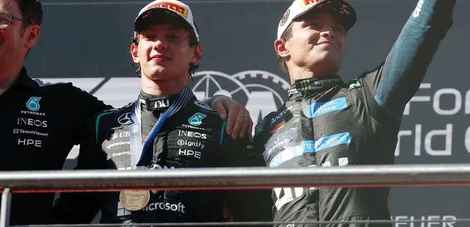 Pilotos en el podio celebrando con medalla