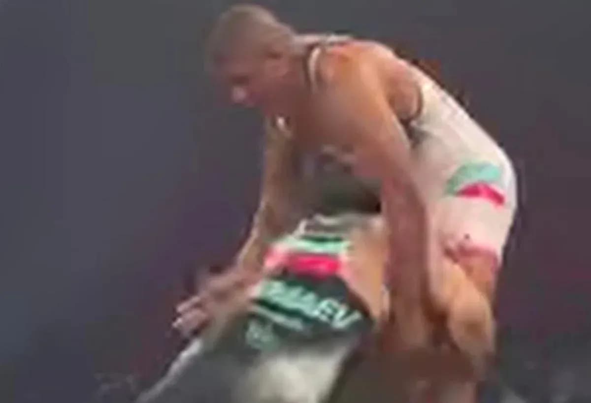 Luchadores compitiendo en el ring de lucha