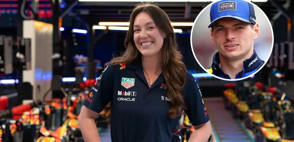 Mujer sonriendo en el garaje de Red Bull Racing