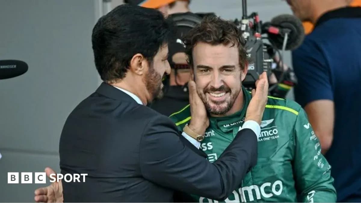 Fernando Alonso sonriente durante una celebración post-carrera