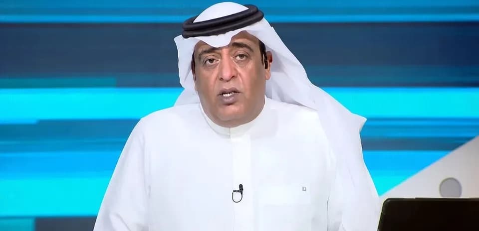 Presentador hablando en un set de televisión