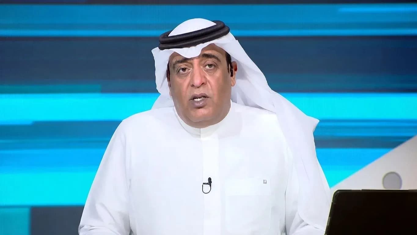 Presentador hablando en un set de televisión