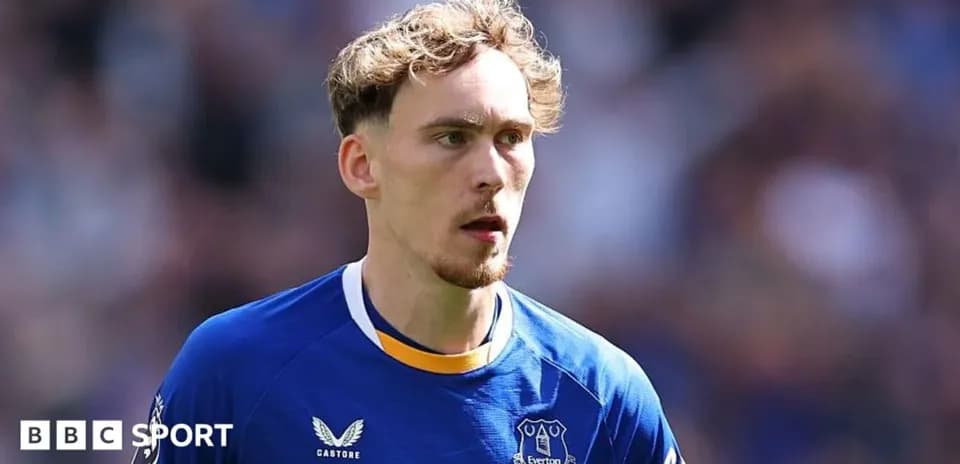Jugador de Everton en uniforme azul durante partido