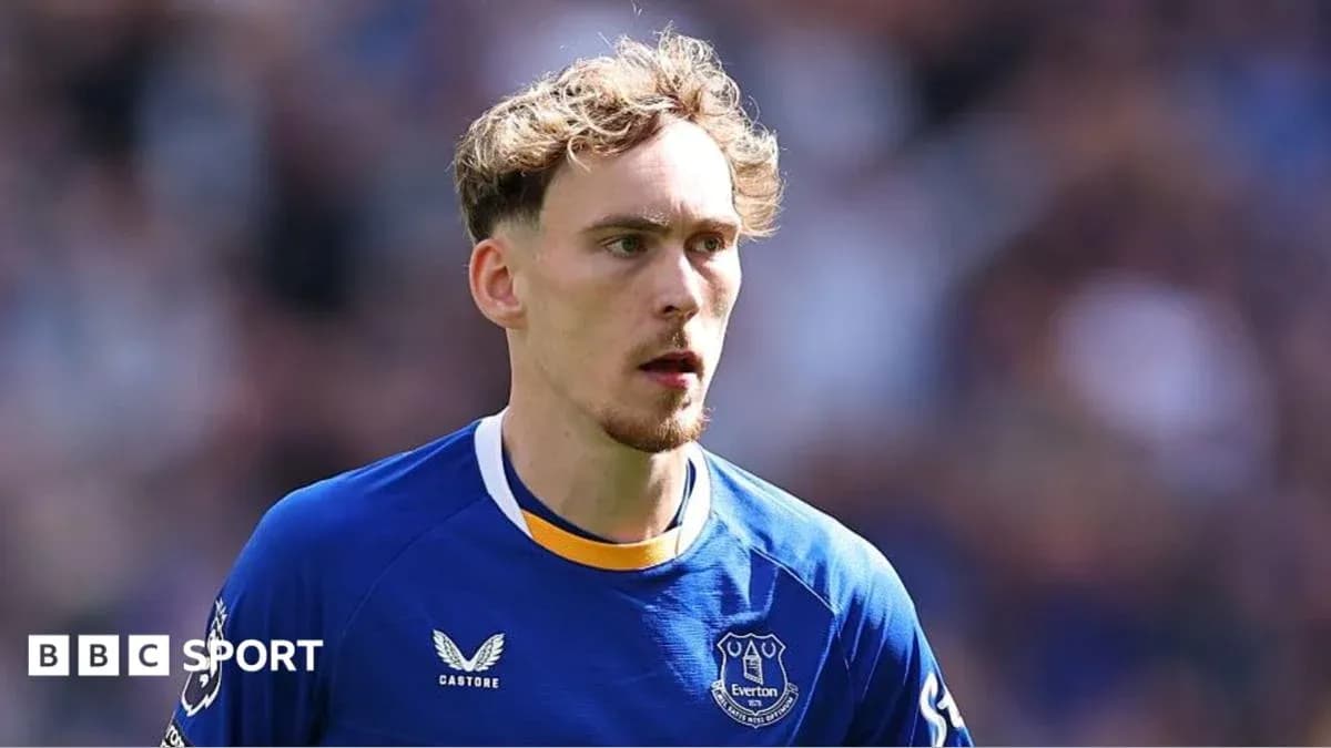 Jugador de Everton en uniforme azul durante partido