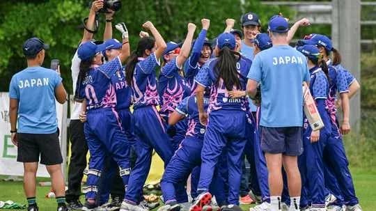 Equipo de Japón celebrando en el campo de cricket