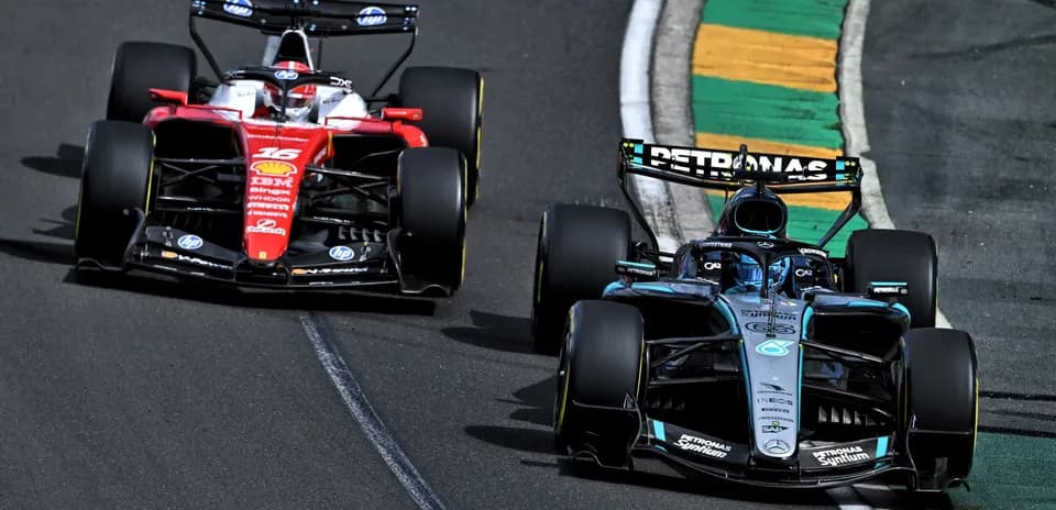 Dos coches de Fórmula 1 compitiendo en curva