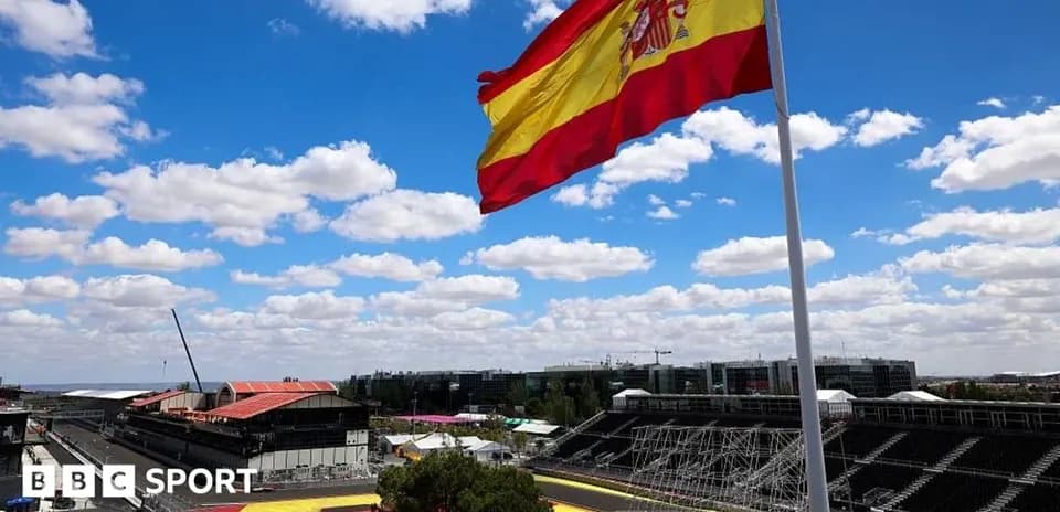 Bandera de España ondeando sobre el circuito
