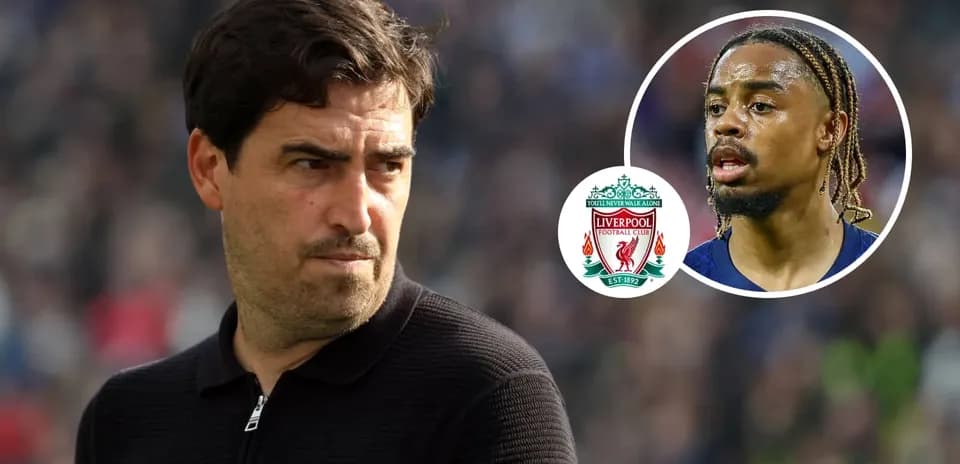 Entrenador observando partido con logos de Liverpool y jugador