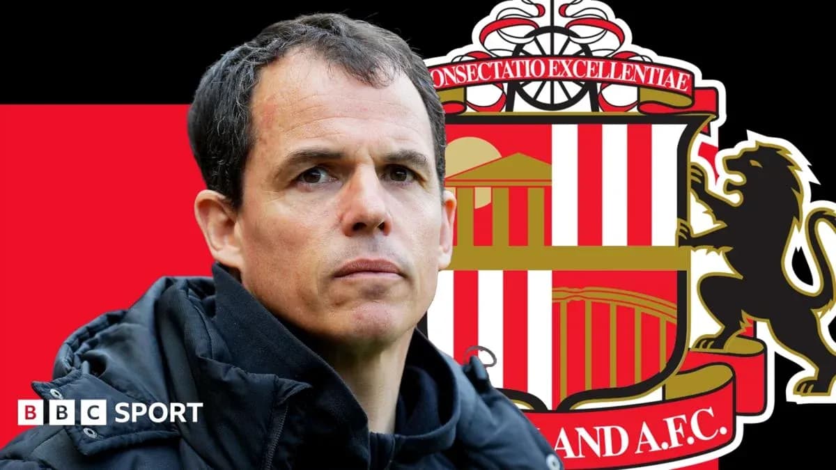 Entrenador frente al escudo del Sunderland A.F.C. Entrenador frente al escudo del Sunderland A.F.C.