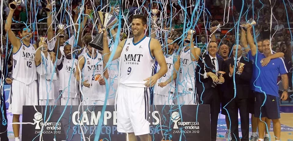 Equipo celebra con trofeos tras ganar Supercopa Endesa