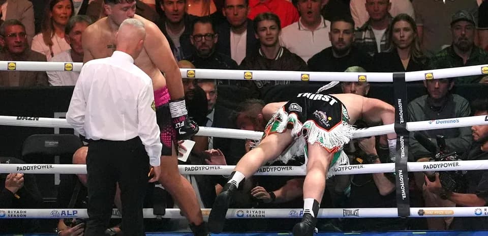 Boxeador caído en el ring tras un golpe