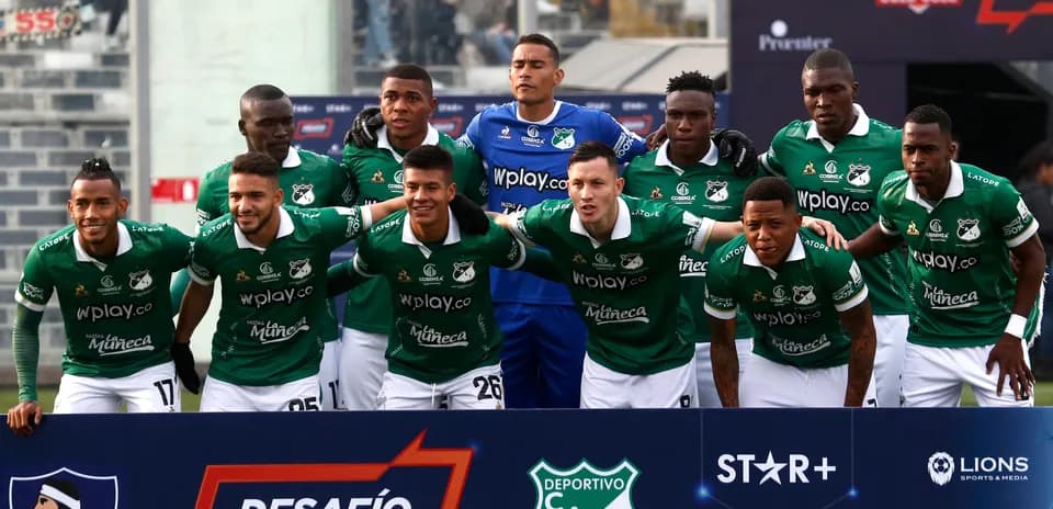 Equipo Deportivo Cali posando antes del partido