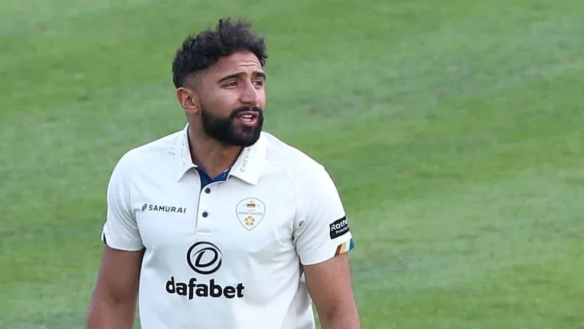 Jugador de cricket en uniforme hablando en el campo