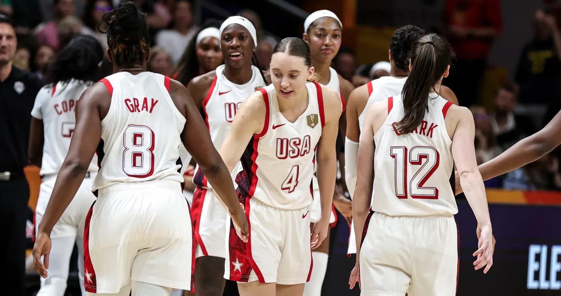 Jugadoras de baloncesto de USA celebrando en la cancha