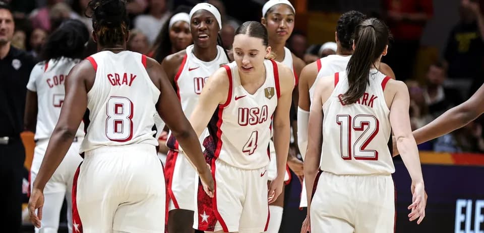 Jugadoras de baloncesto de USA celebrando en la cancha