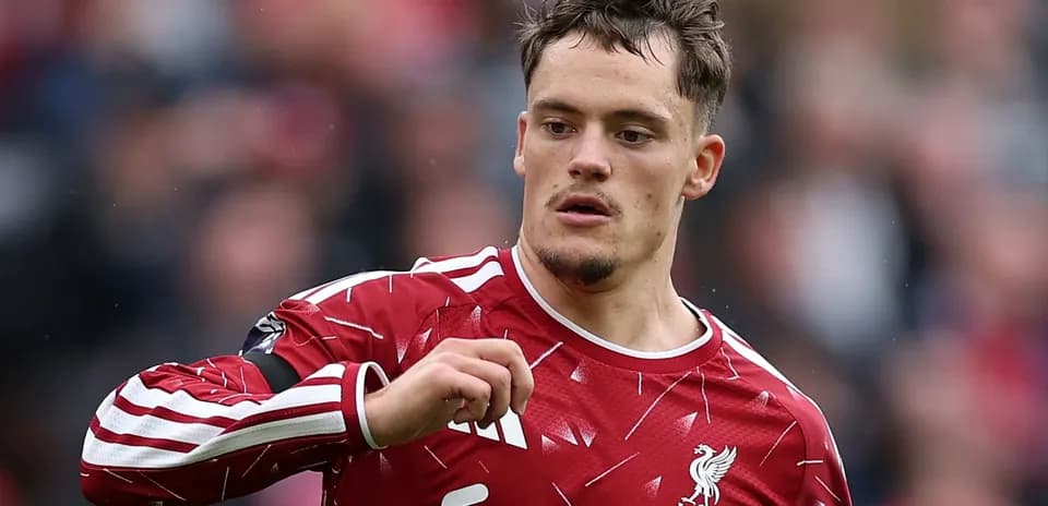 Jugador de Liverpool en acción durante un partido