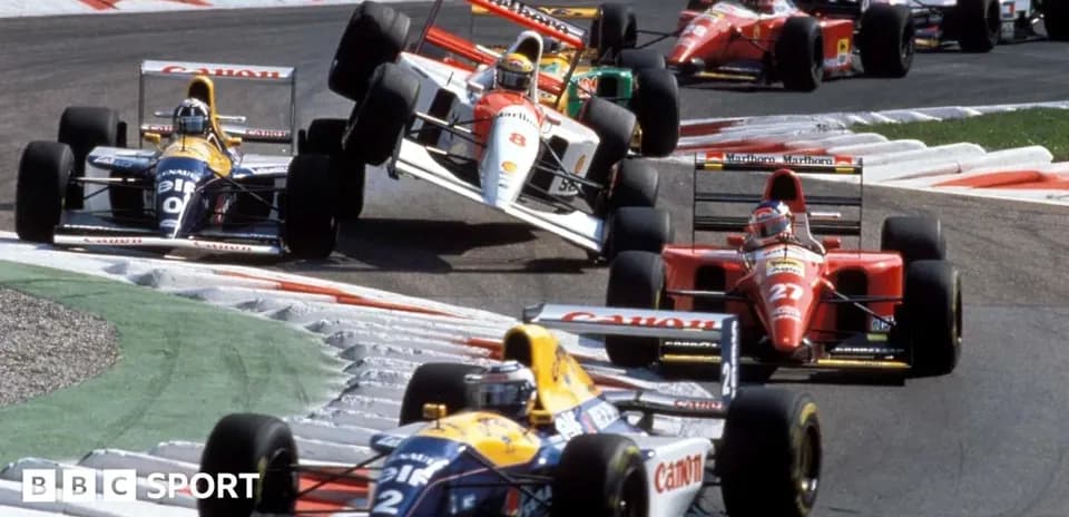 Varios coches de Fórmula 1 compitiendo en curva