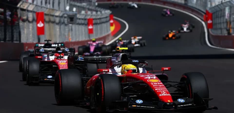 Carreras de Fórmula 1 en circuito con varios coches