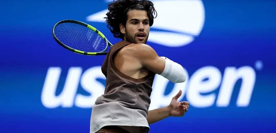 Jugador golpeando la pelota en el US Open