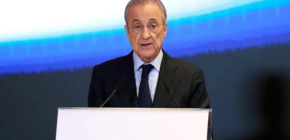 Presidente hablando en un podio durante conferencia