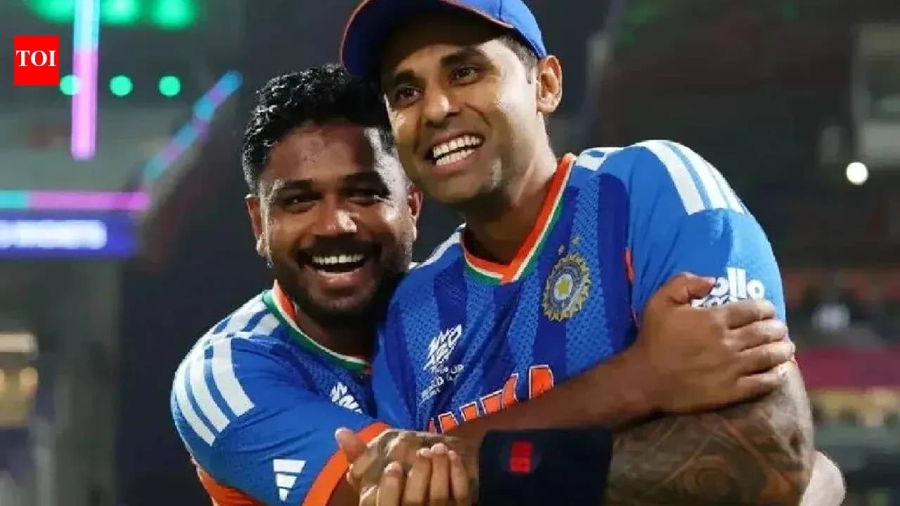 Jugadores de cricket celebrando juntos en el campo