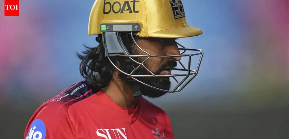 Jugador de cricket con casco dorado en el campo