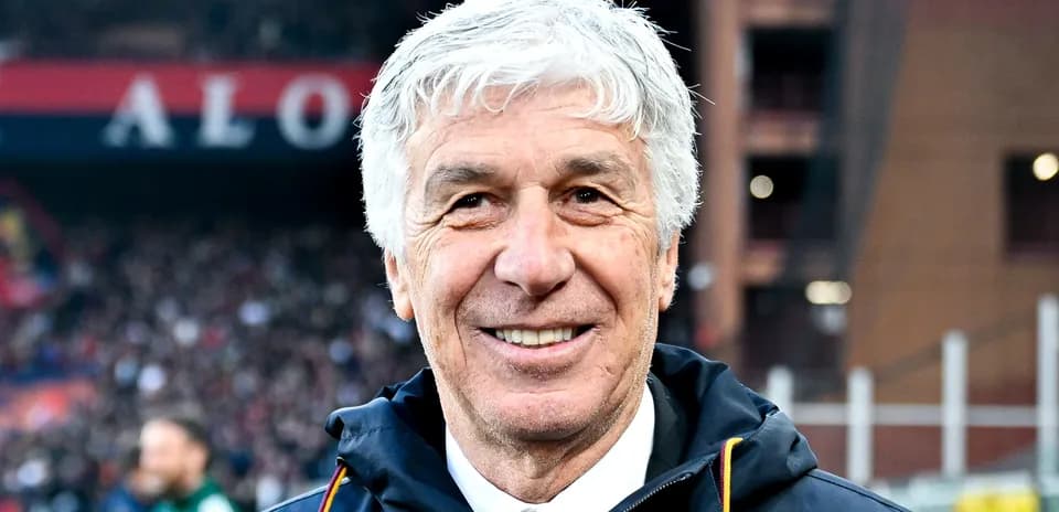 Entrenador sonriendo en el estadio durante partido