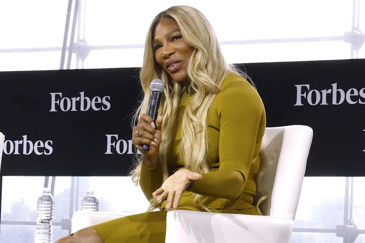 Mujer hablando con micrófono en evento de Forbes